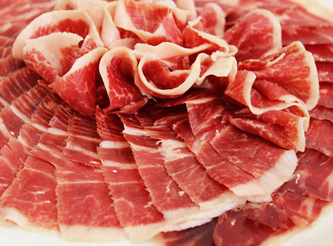 Épaule de porc noir entière, salaison traditionnelle, planche à découper et couteau inclus.