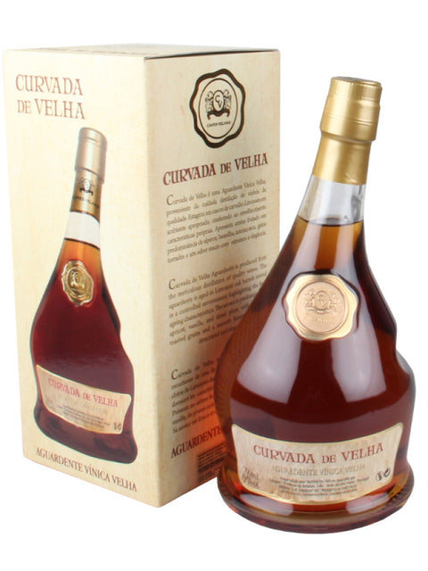 Vieille Cachaça, courbée par une vieille femme 