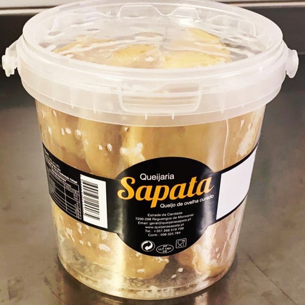 Ämpärillinen lampaanjuustoa 